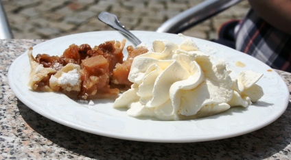 Apfelstrudel m Sahne